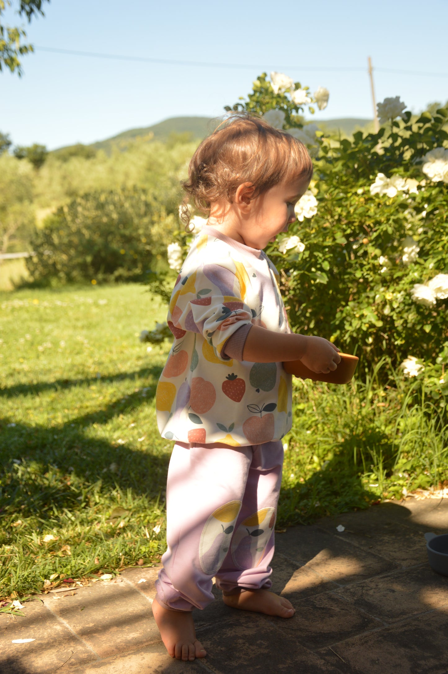 Pantalone lungo leggero in cotone biologico - Lilla con toppe frutta