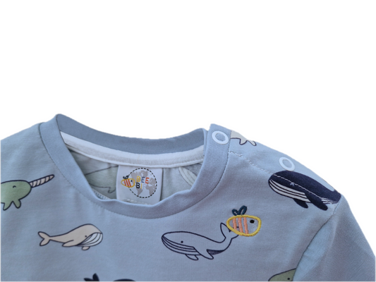 Maglietta con bottoni a manica lunga in cotone biologico – Azzurra con fantasia Cetacei