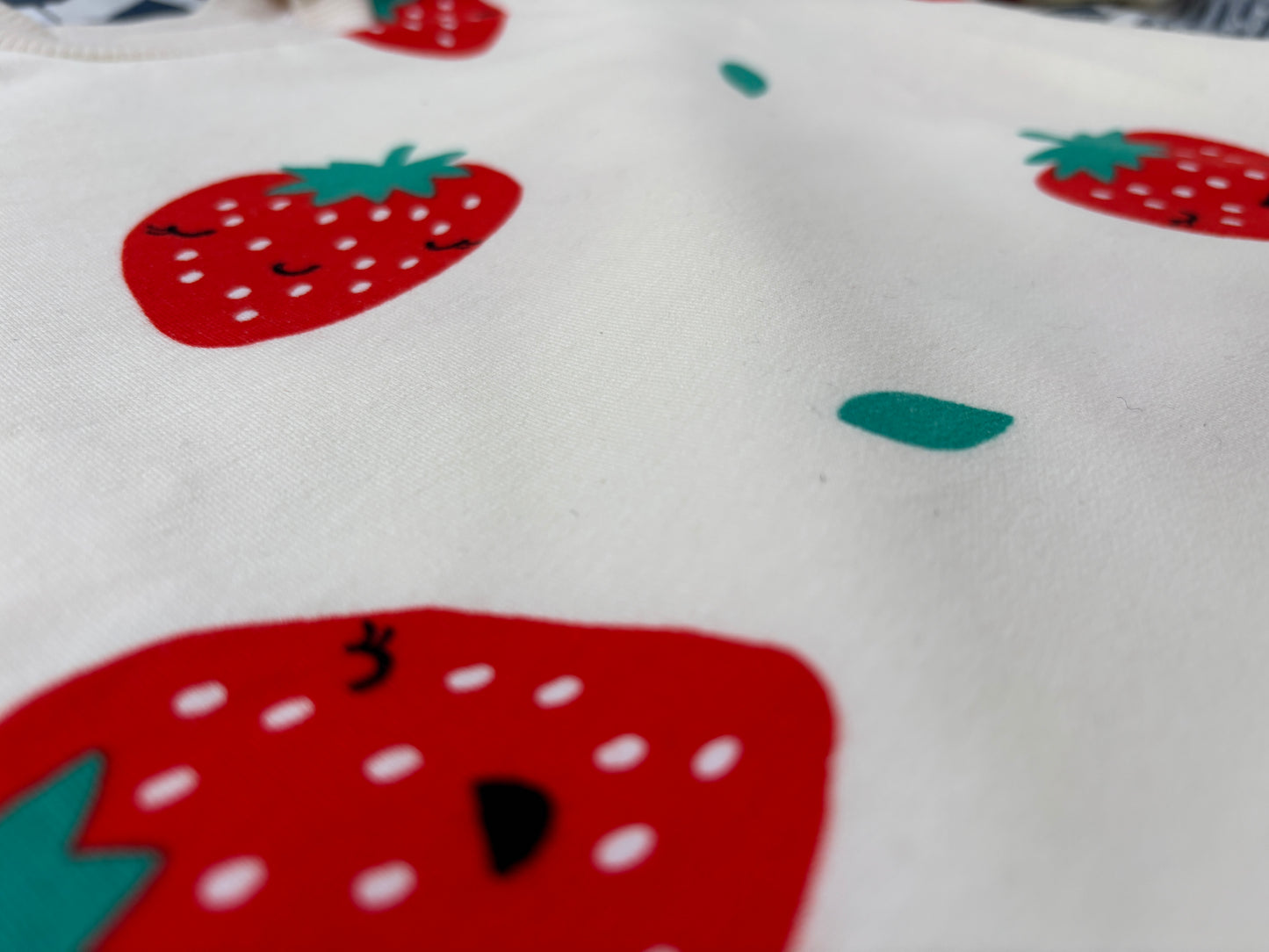 Felpa in cotone biologico felpato – Fantasia Fragole