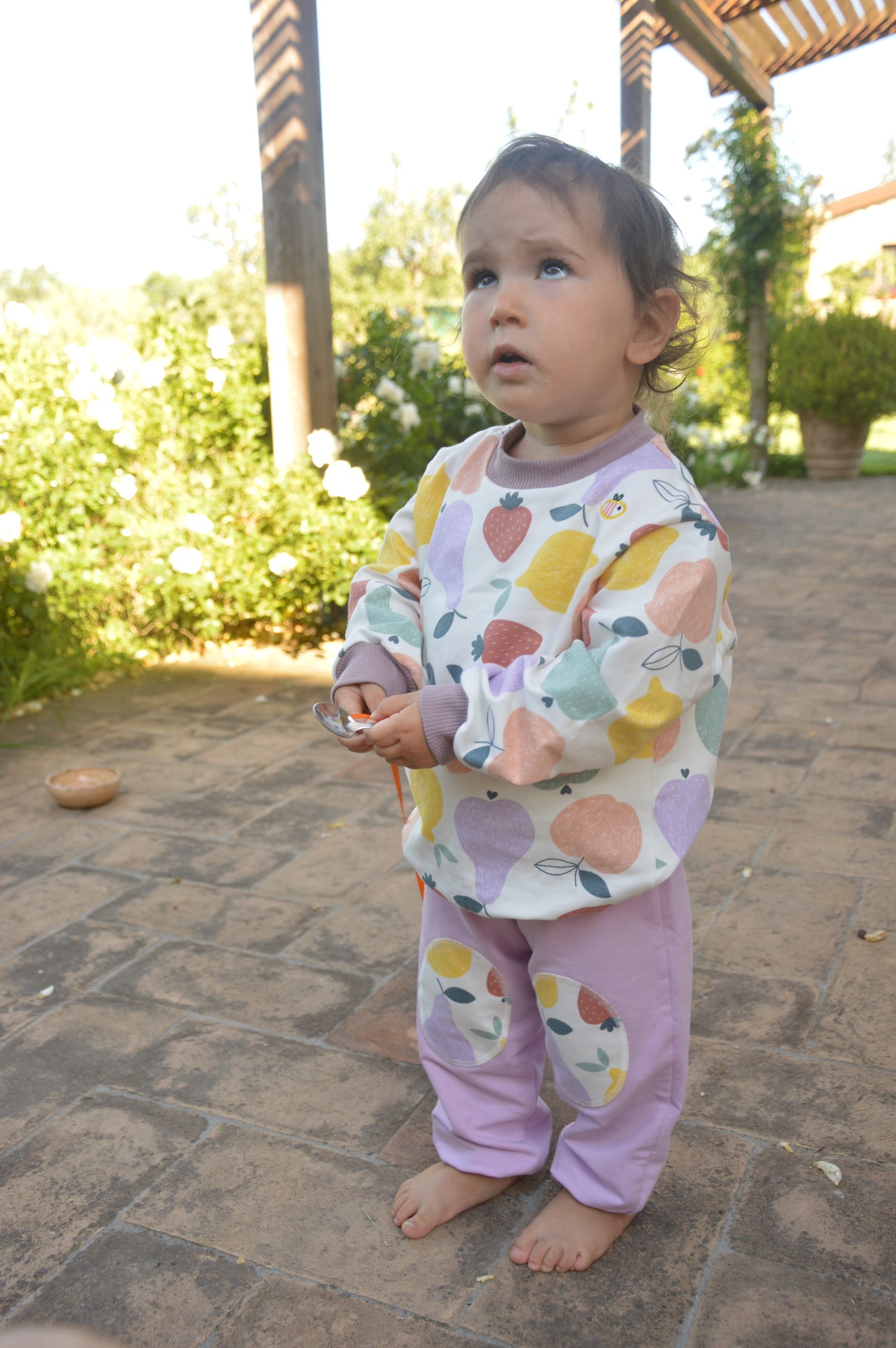 Pantalone lungo leggero in cotone biologico - Lilla con toppe frutta