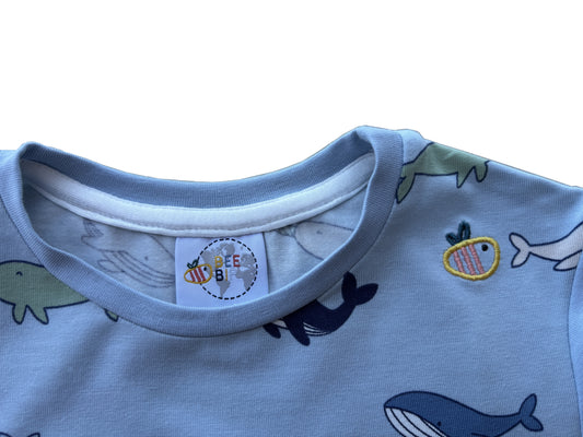 Maglietta a manica lunga in cotone biologico – Azzurra con fantasia Cetacei
