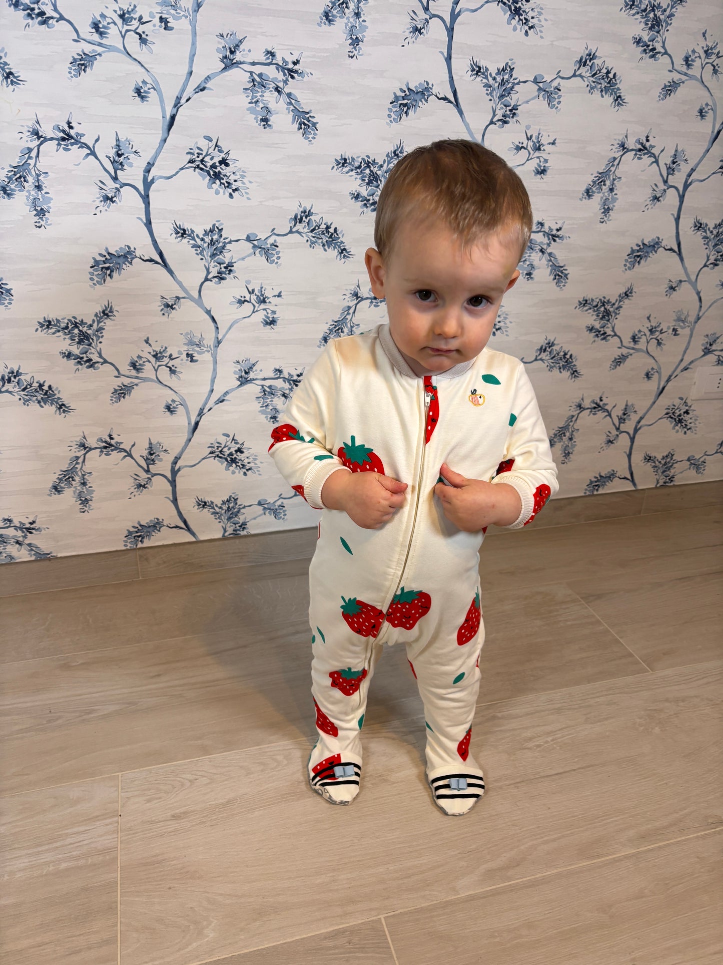 Tutina con piedini in cotone felpato biologico - Fantasia Fragole