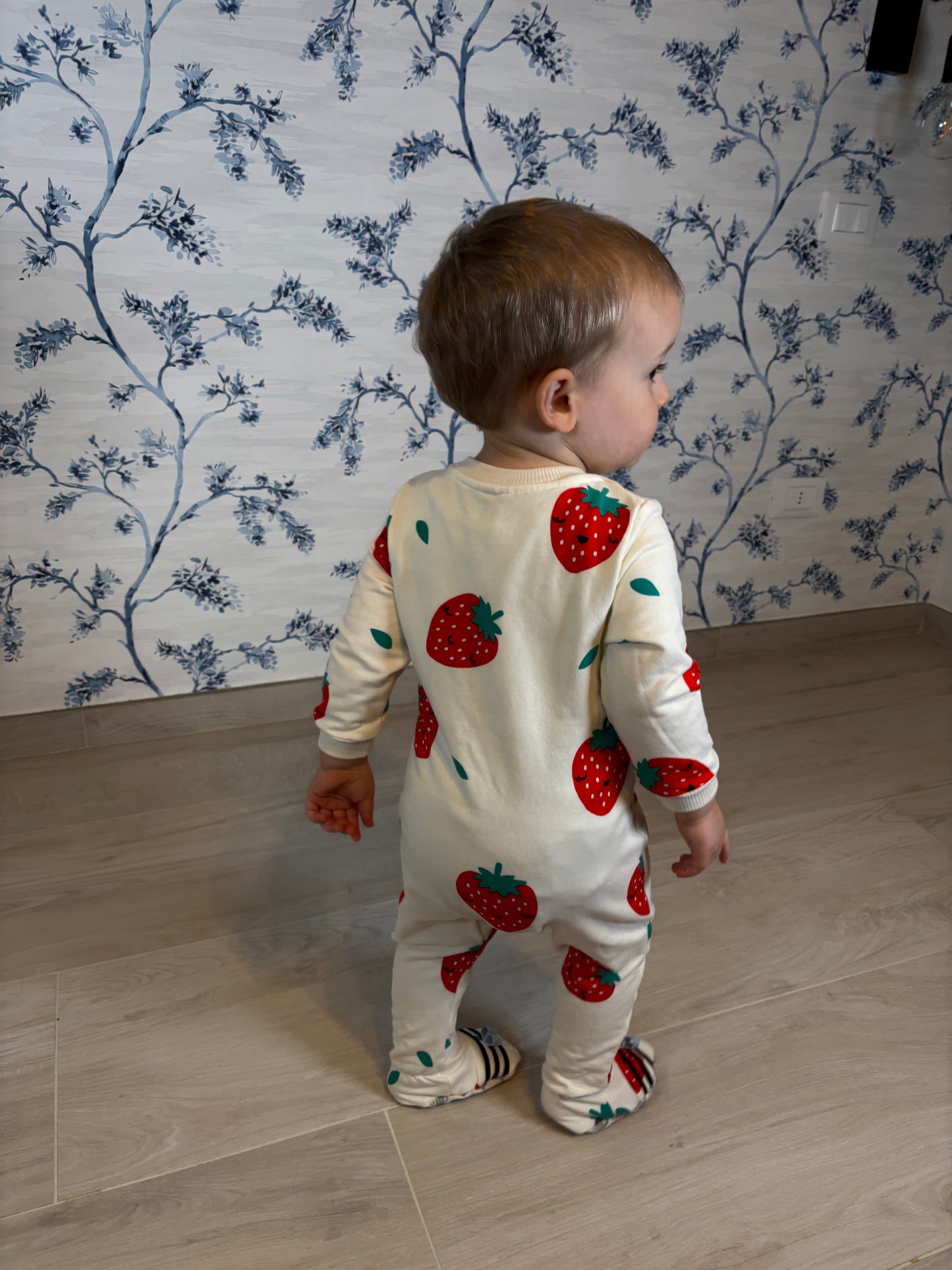 Tutina con piedini in cotone felpato biologico - Fantasia Fragole