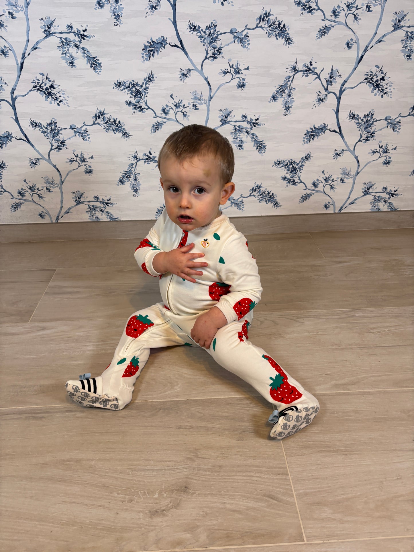 Tutina con piedini in cotone felpato biologico - Fantasia Fragole