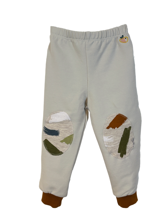 Pantalone lungo in cotone biologico felpato con toppe – Colore Grigio chiaro con toppe con pennellate